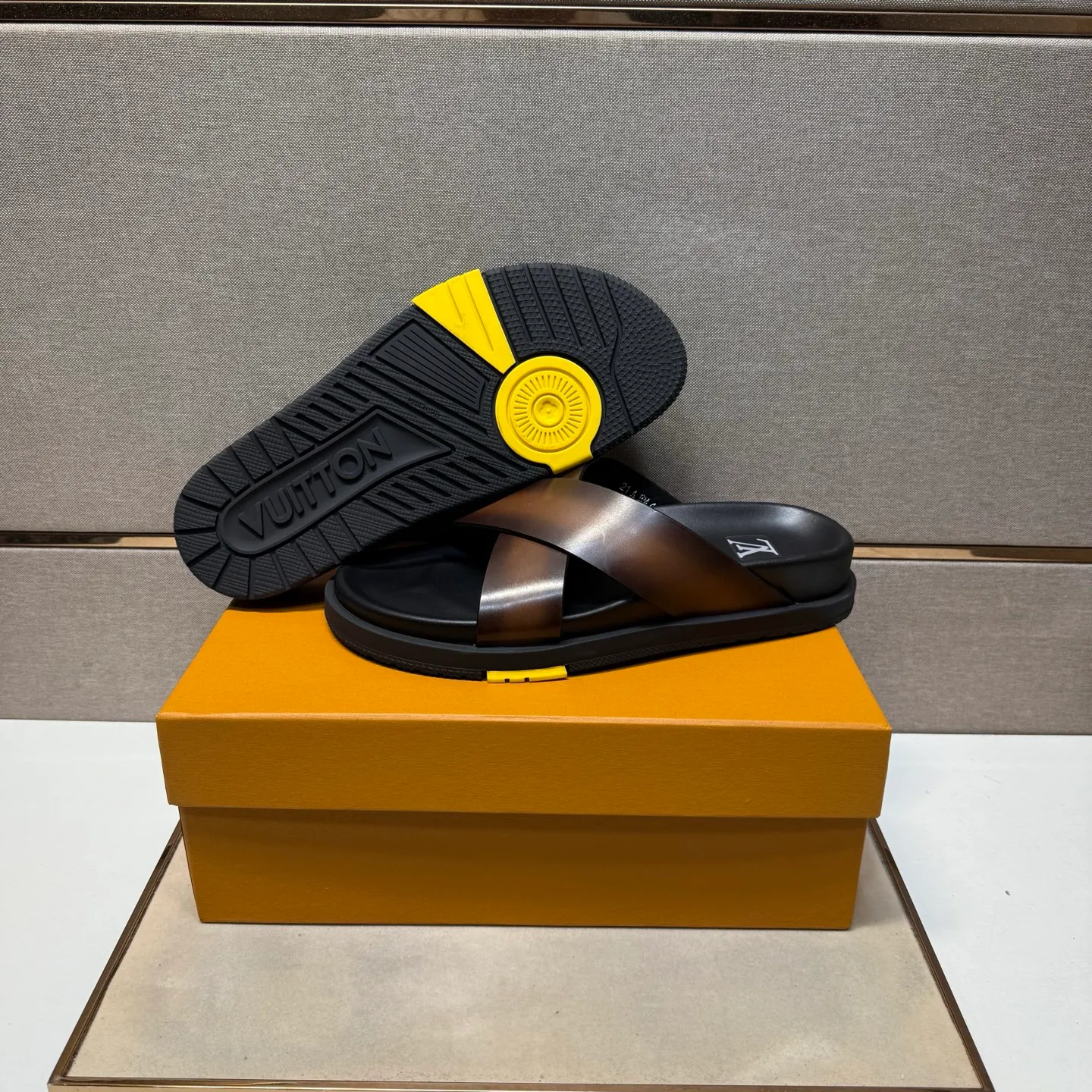 Men's men's shoes 💰pp420 [LV～] Men's casual slippers 2025z cabinet sales simultaneously 🔶Size: 38-44#️⃣ 🔷4 colors🔜The upper is made of cowhide stitching ➕Cowhide lining, comfortable and breathable, sole: original comfortable, wear-resistant and non-slip outsole, ⚠️Real 📱Photography🎬The real thing is better📢📢📢